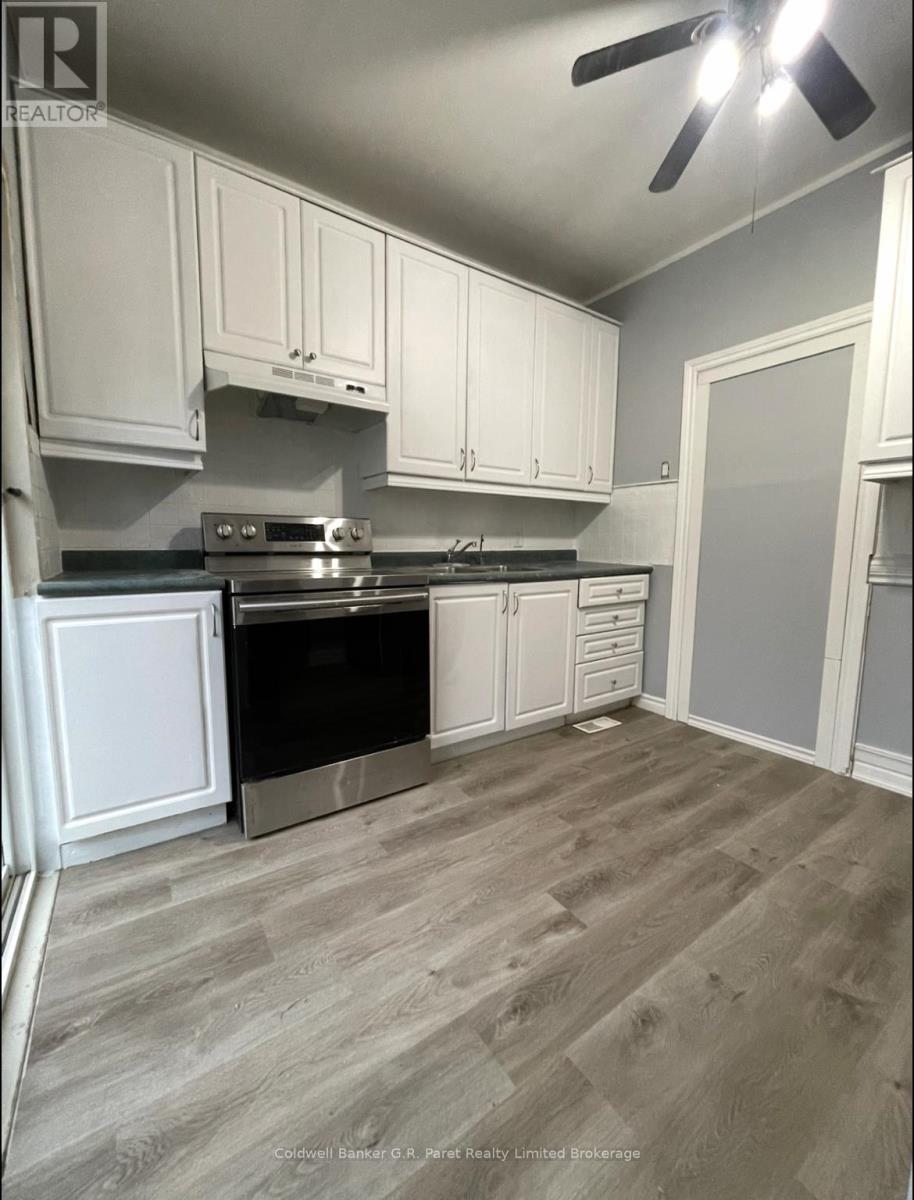 15 Wawa Street, St. Thomas, ON - Indoor Photo Showing Kitchen