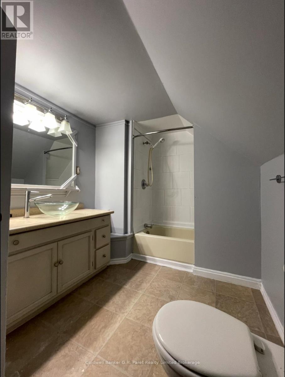 15 Wawa Street, St. Thomas, ON - Indoor Photo Showing Bathroom