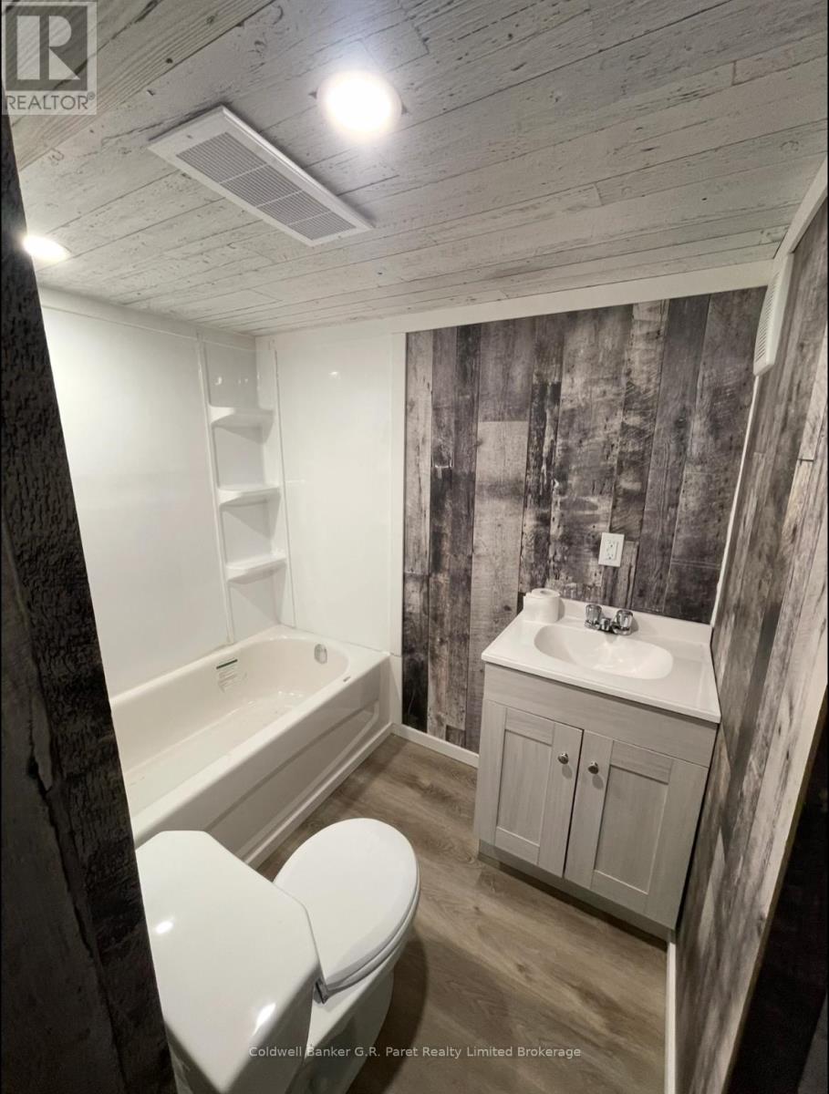 15 Wawa Street, St. Thomas, ON - Indoor Photo Showing Bathroom