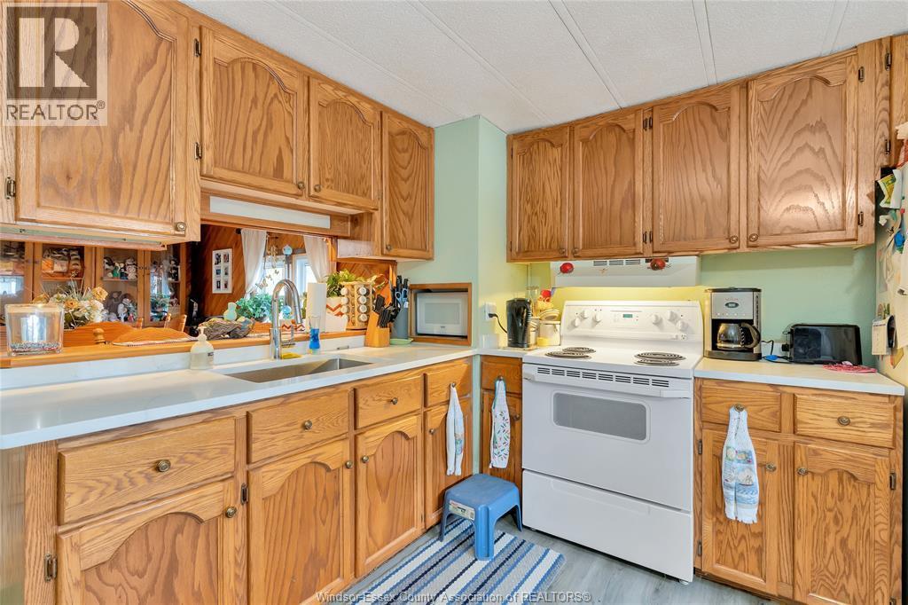 16 Magnolia, Mcgregor, ON - Indoor Photo Showing Kitchen