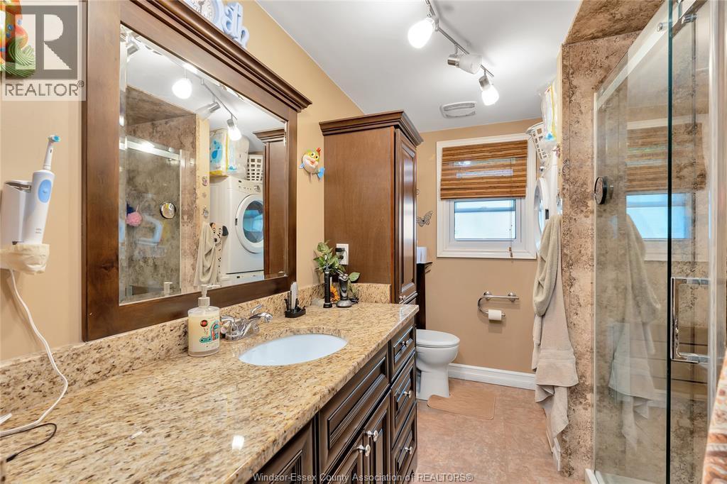 16 Magnolia, Mcgregor, ON - Indoor Photo Showing Bathroom