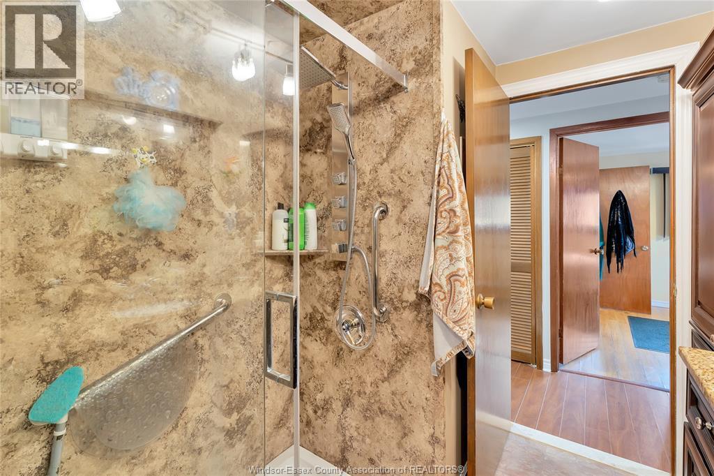 16 Magnolia, Mcgregor, ON - Indoor Photo Showing Bathroom