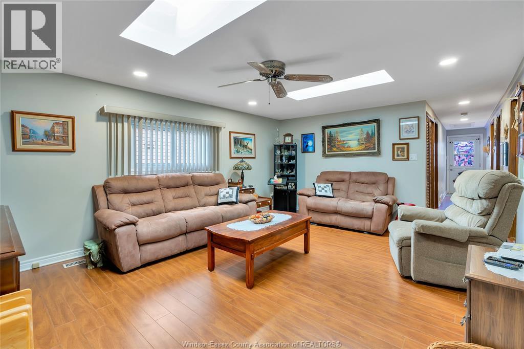16 Magnolia, Mcgregor, ON - Indoor Photo Showing Living Room