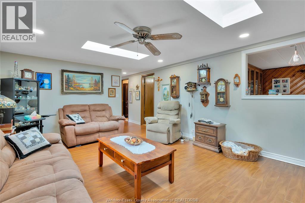 16 Magnolia, Mcgregor, ON - Indoor Photo Showing Living Room