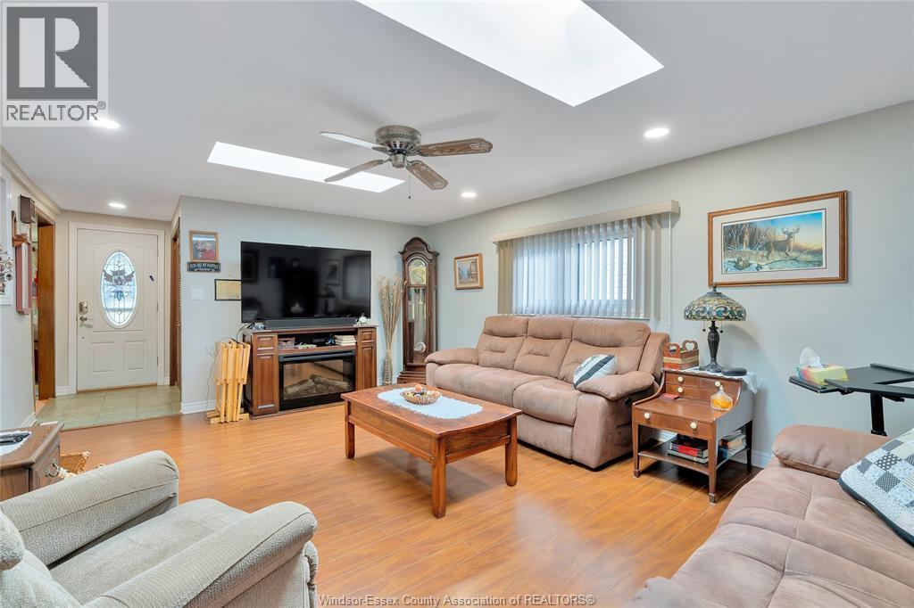 16 Magnolia, Mcgregor, ON - Indoor Photo Showing Living Room