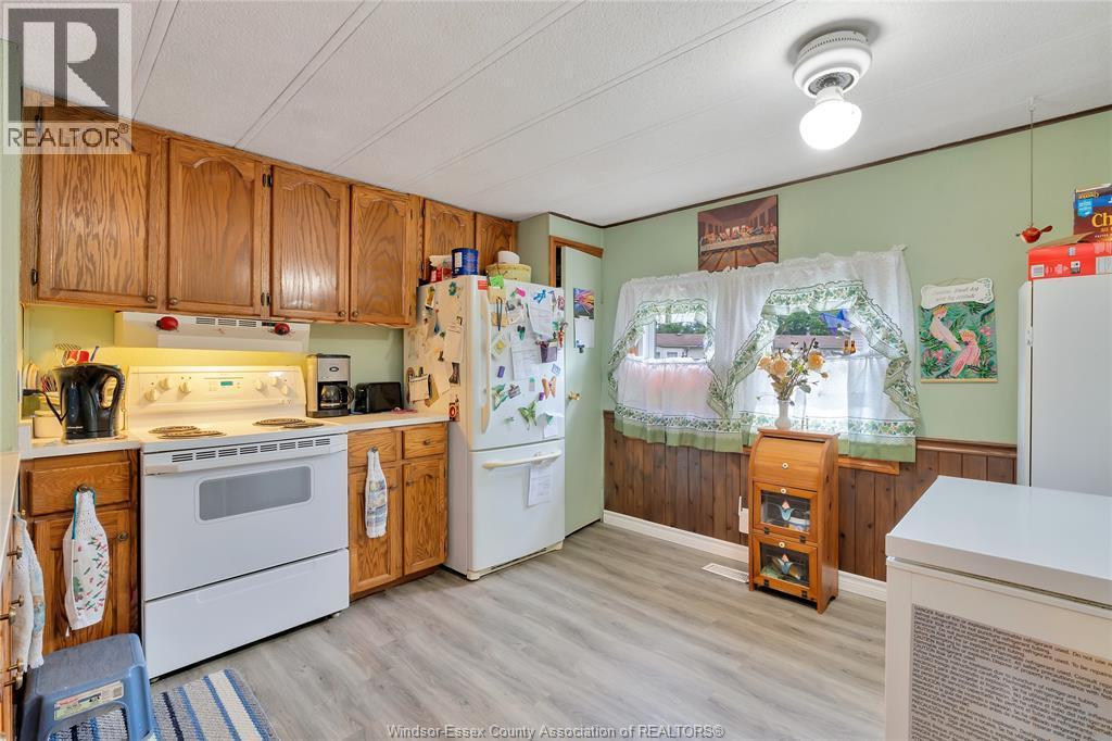 16 Magnolia, Mcgregor, ON - Indoor Photo Showing Kitchen