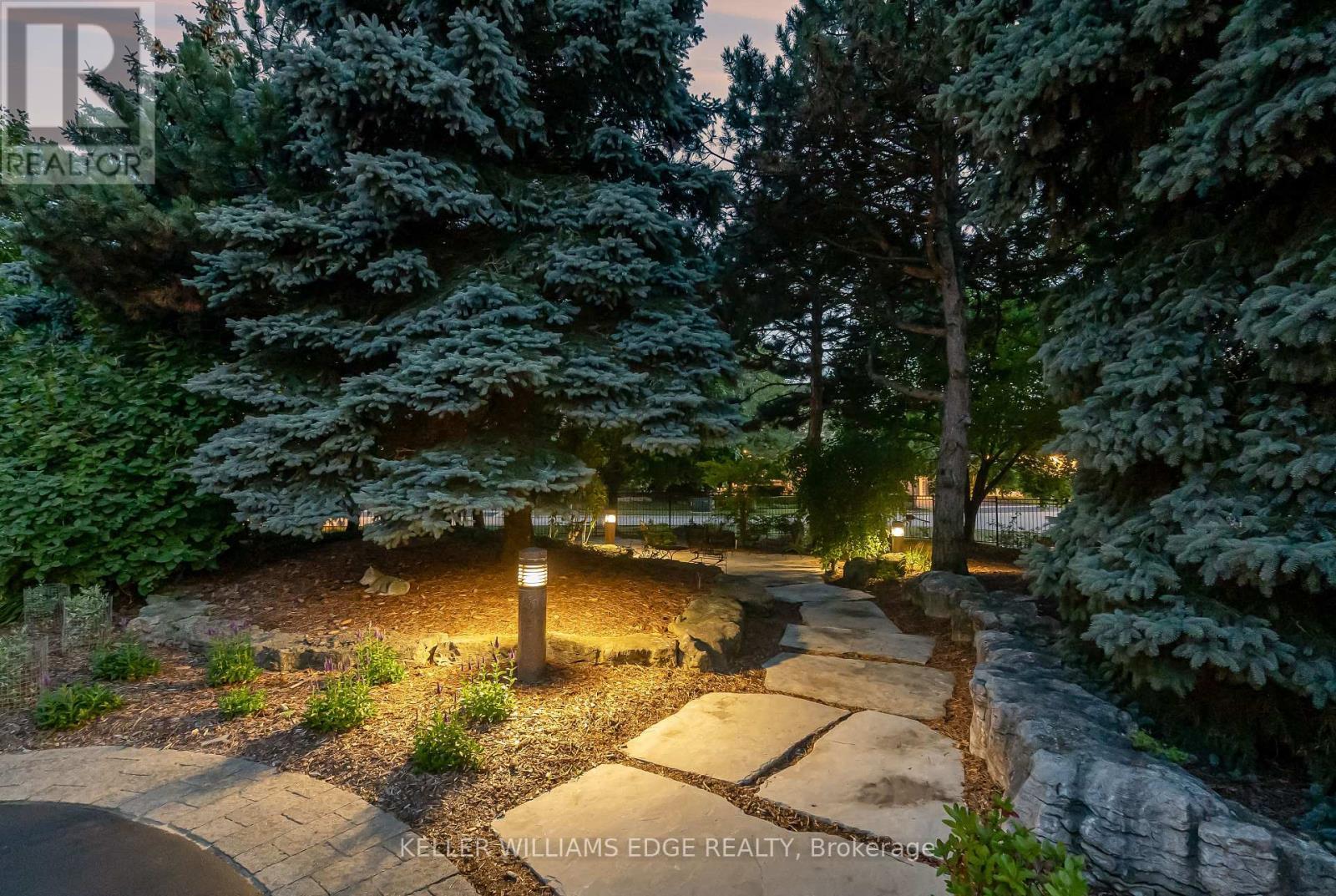 8 Lochside Drive, Hamilton, ON - Outdoor