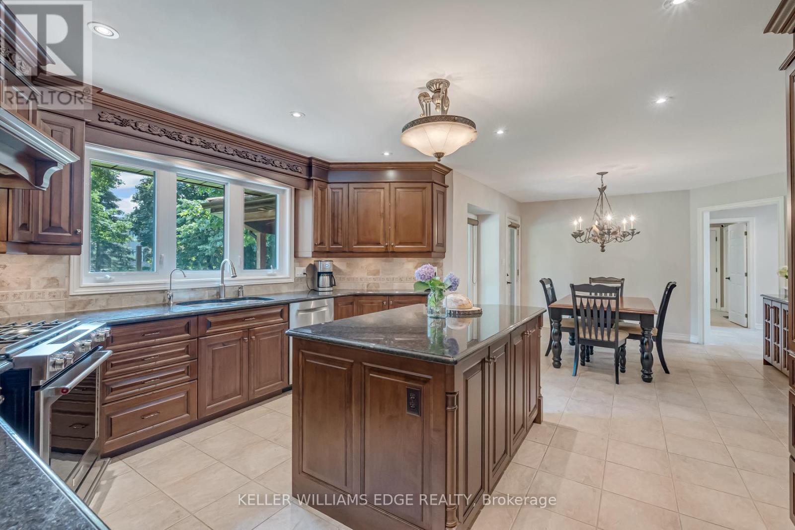 8 Lochside Drive, Hamilton, ON - Indoor Photo Showing Kitchen