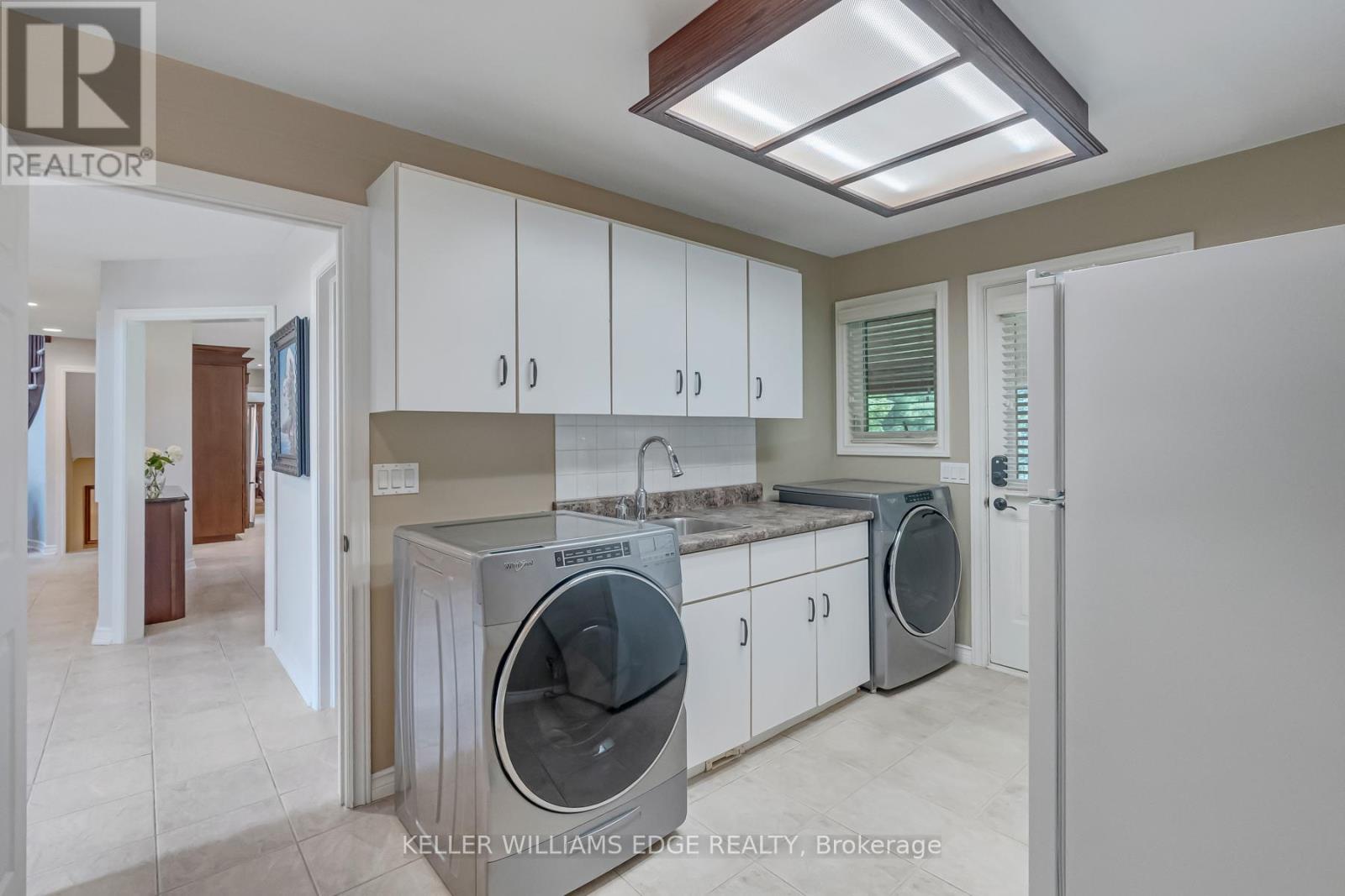 8 Lochside Drive, Hamilton, ON - Indoor Photo Showing Laundry Room