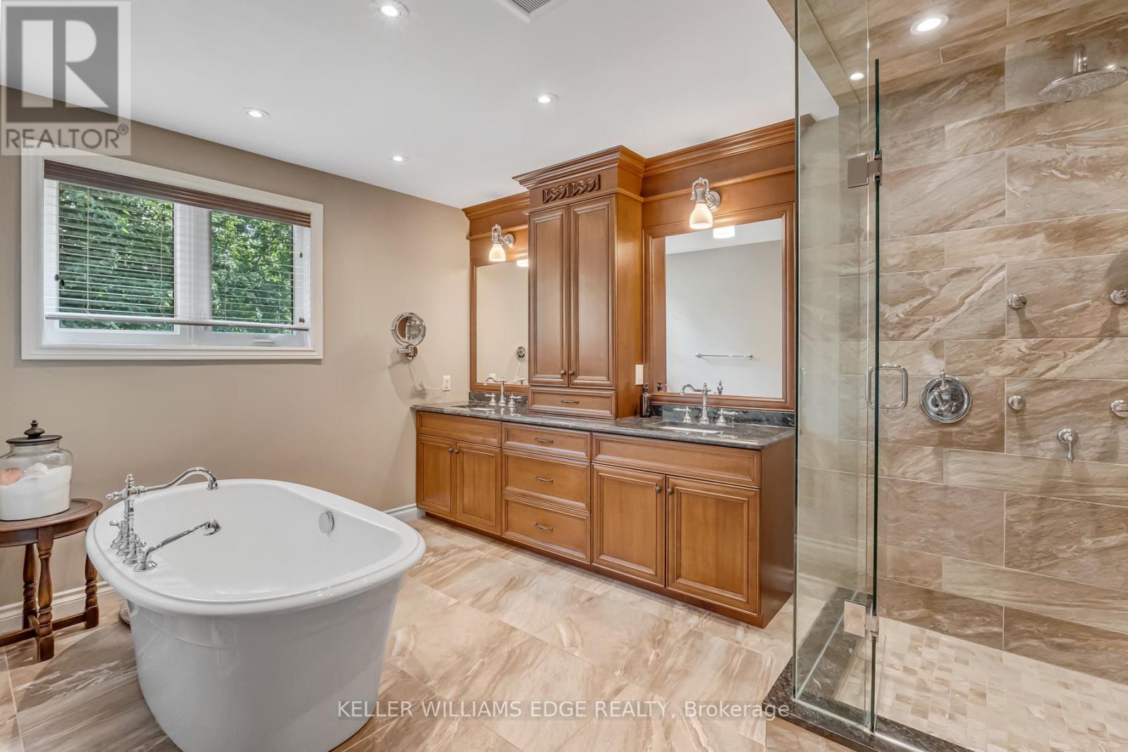 8 Lochside Drive, Hamilton, ON - Indoor Photo Showing Bathroom