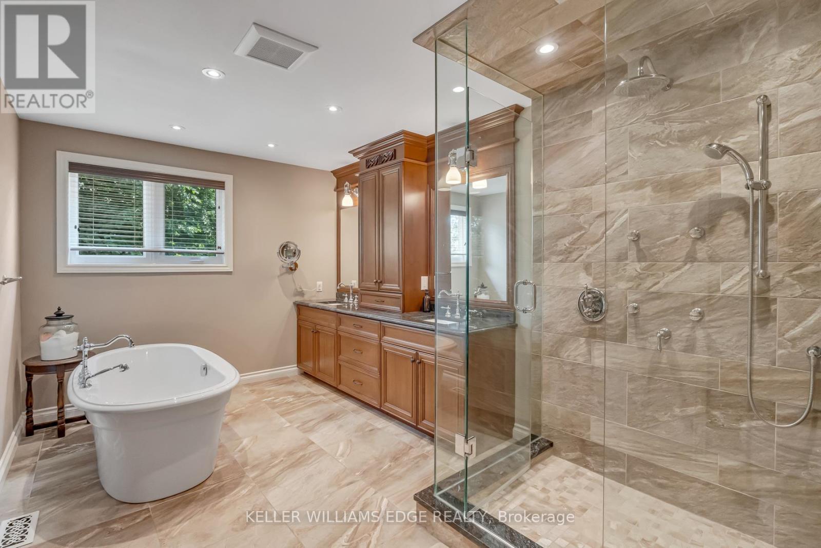 8 Lochside Drive, Hamilton, ON - Indoor Photo Showing Bathroom