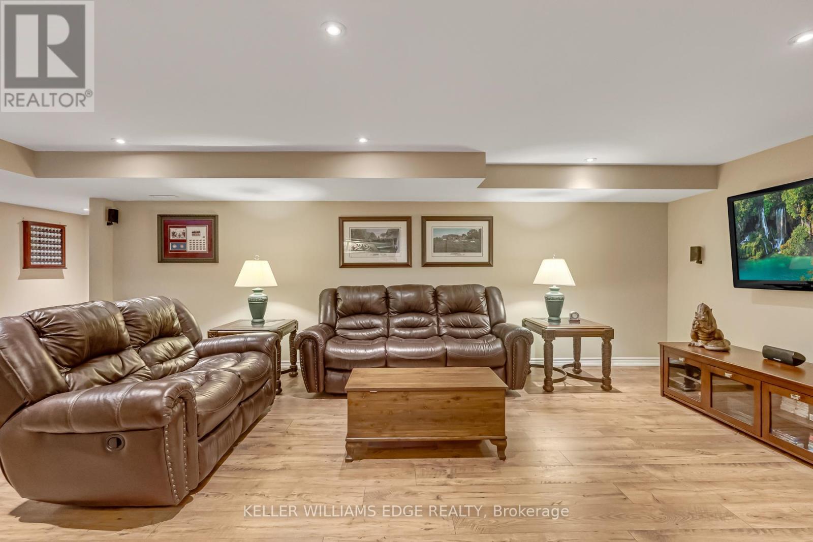 8 Lochside Drive, Hamilton, ON - Indoor Photo Showing Living Room