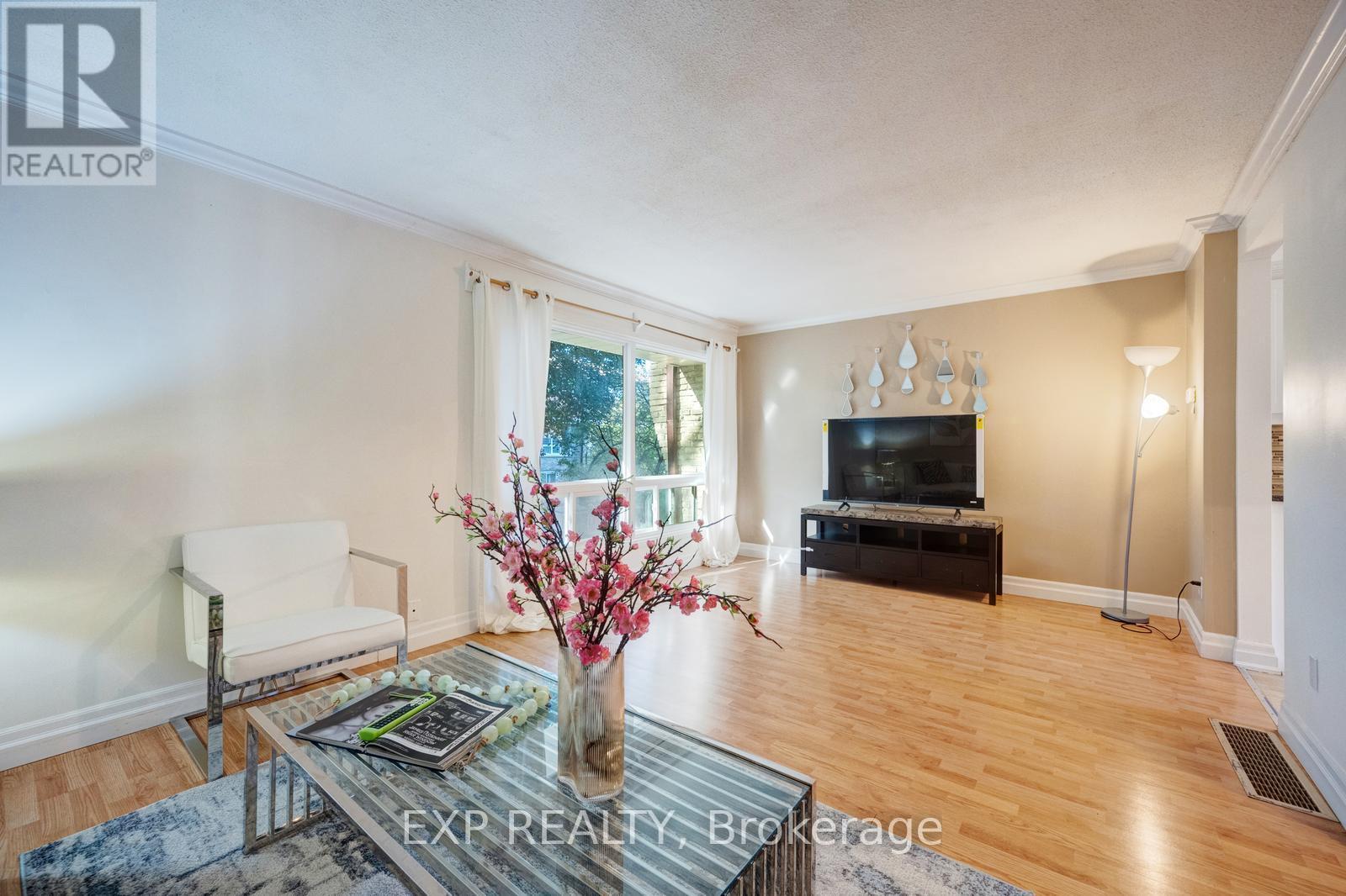 Living 3 - Unit 42 - 915 Inverhouse Drive, Mississauga, ON - Indoor Photo Showing Living Room