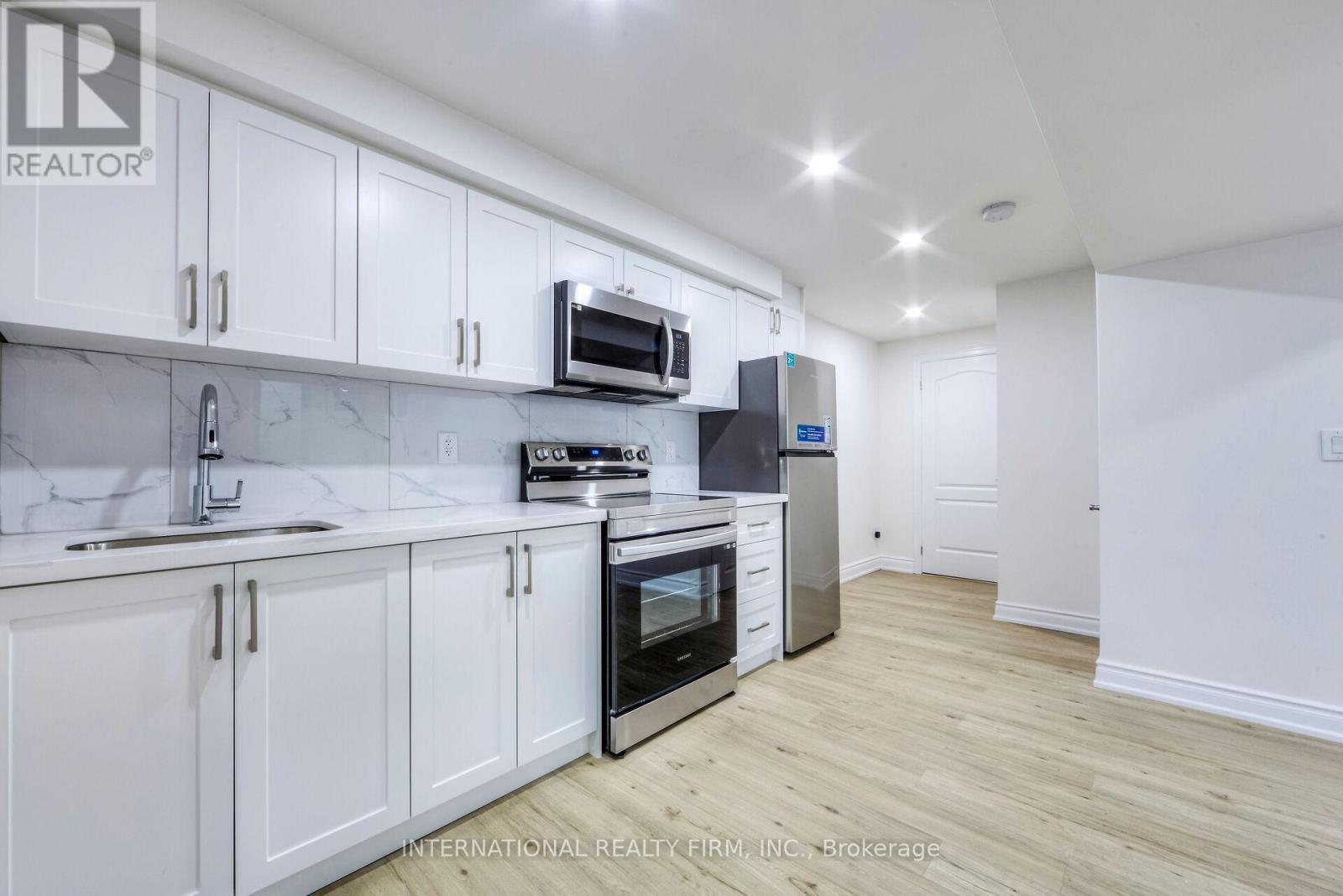 1051 Caven Street, Mississauga, ON - Indoor Photo Showing Kitchen