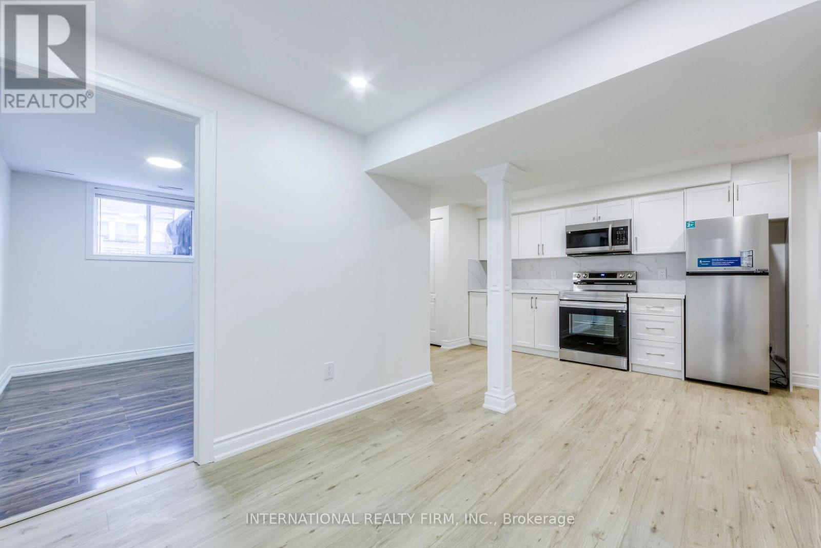 1051 Caven Street, Mississauga, ON - Indoor Photo Showing Kitchen