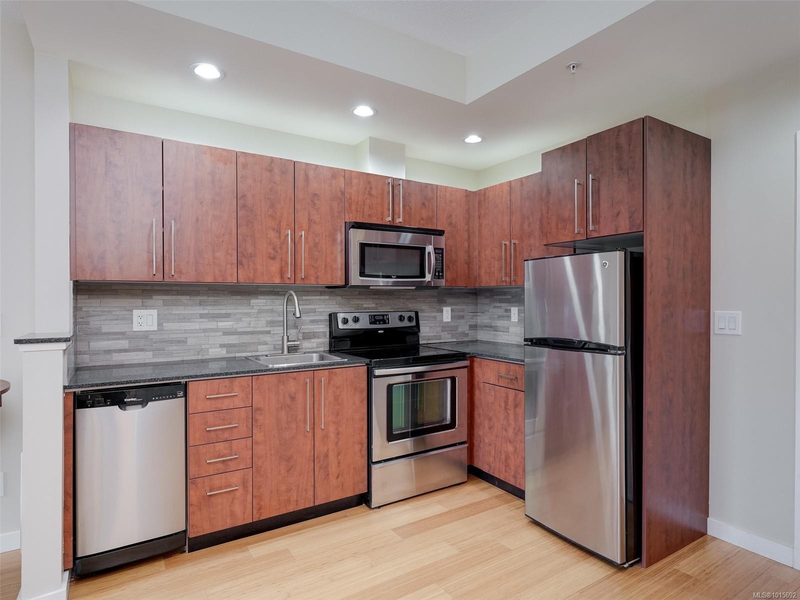 307-611 Brookside Rd, Colwood, BC - Indoor Photo Showing Kitchen