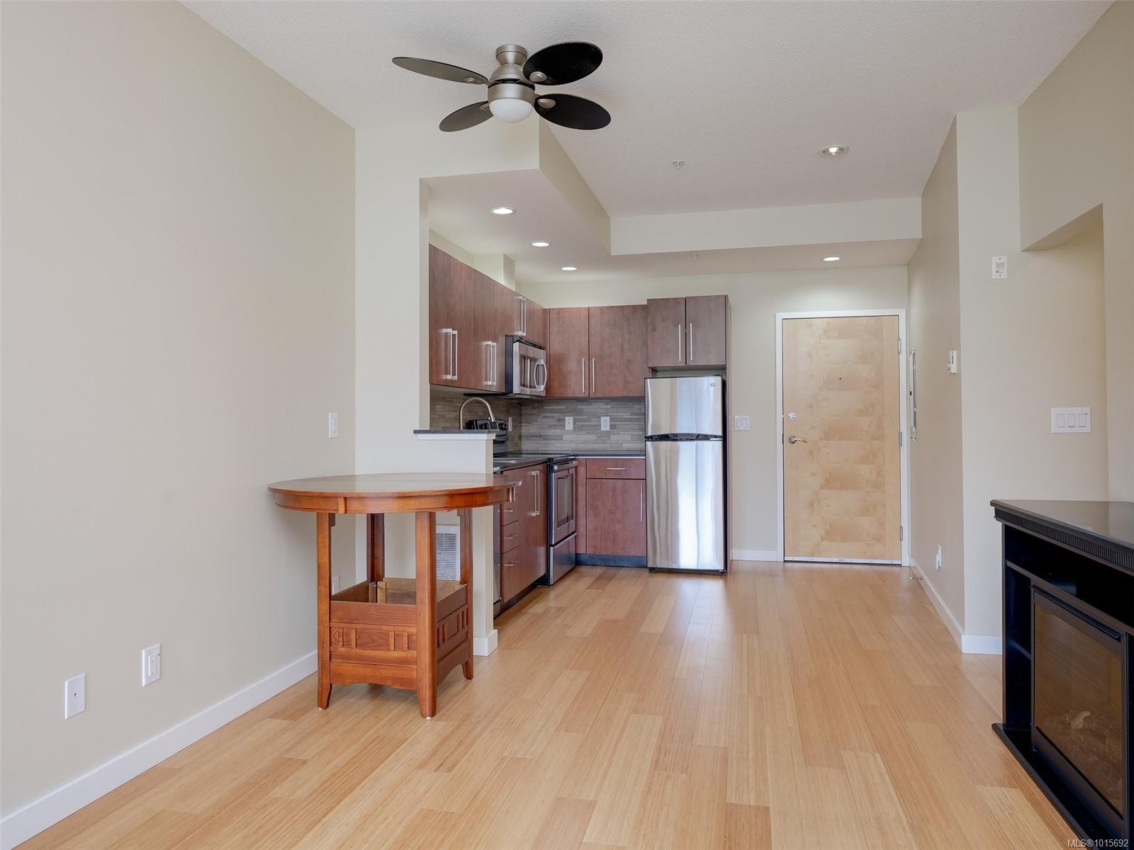 307-611 Brookside Rd, Colwood, BC - Indoor Photo Showing Kitchen