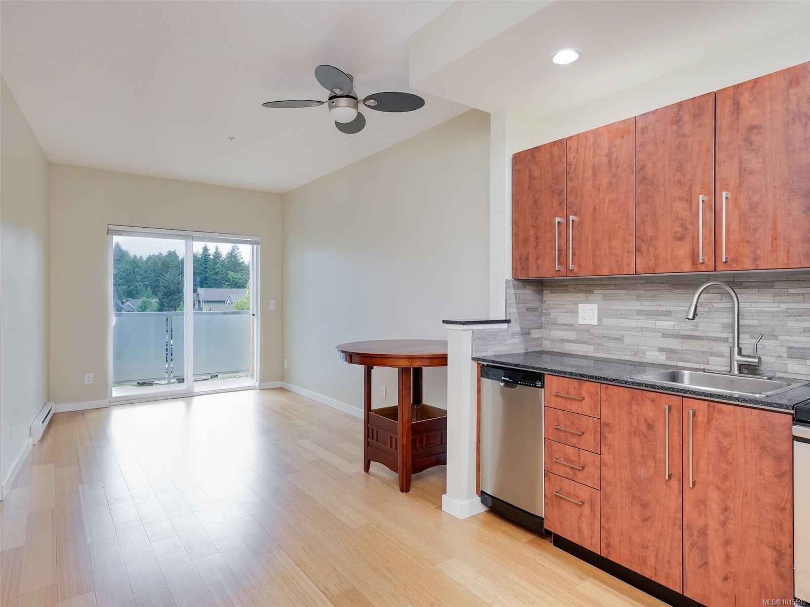 307-611 Brookside Rd, Colwood, BC - Indoor Photo Showing Kitchen