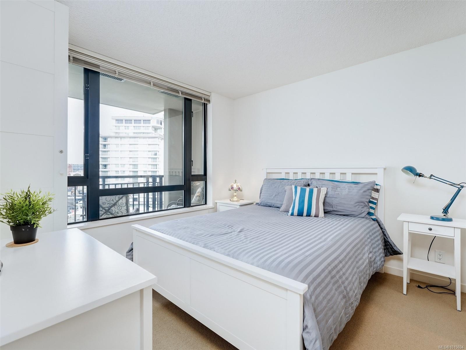 1010-751 Fairfield Rd, Victoria, BC - Indoor Photo Showing Bedroom