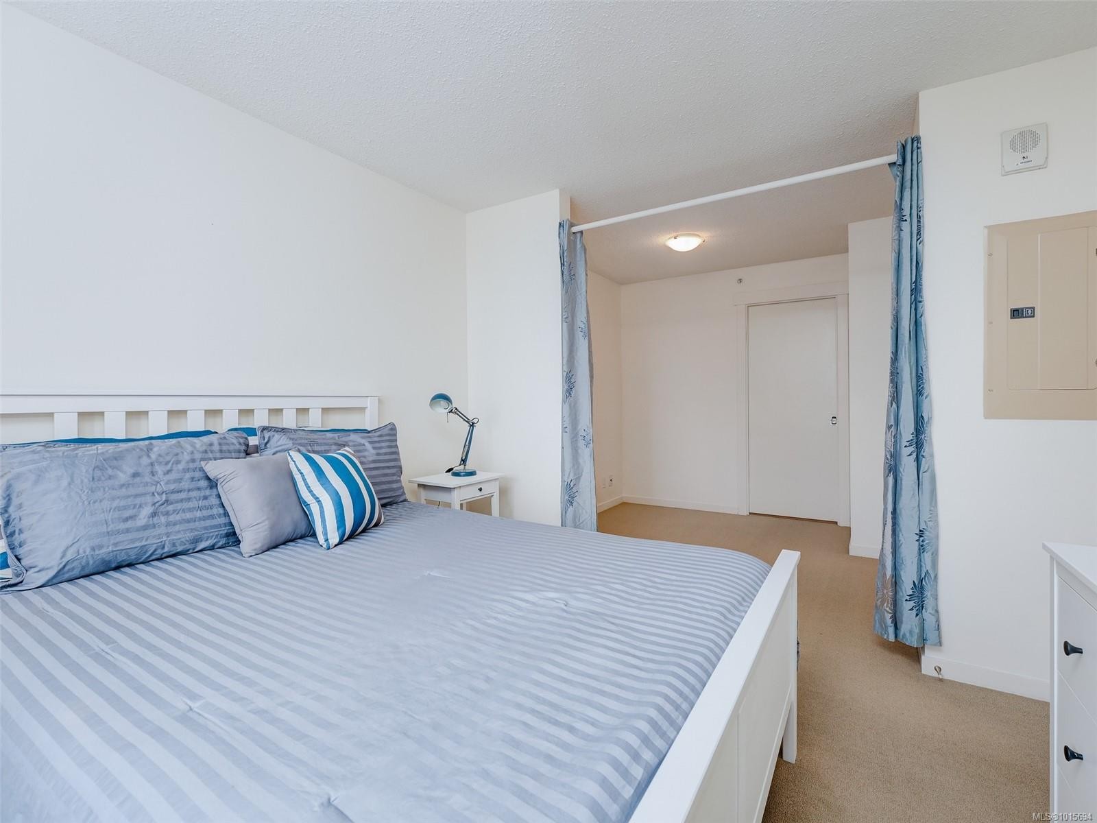 1010-751 Fairfield Rd, Victoria, BC - Indoor Photo Showing Bedroom