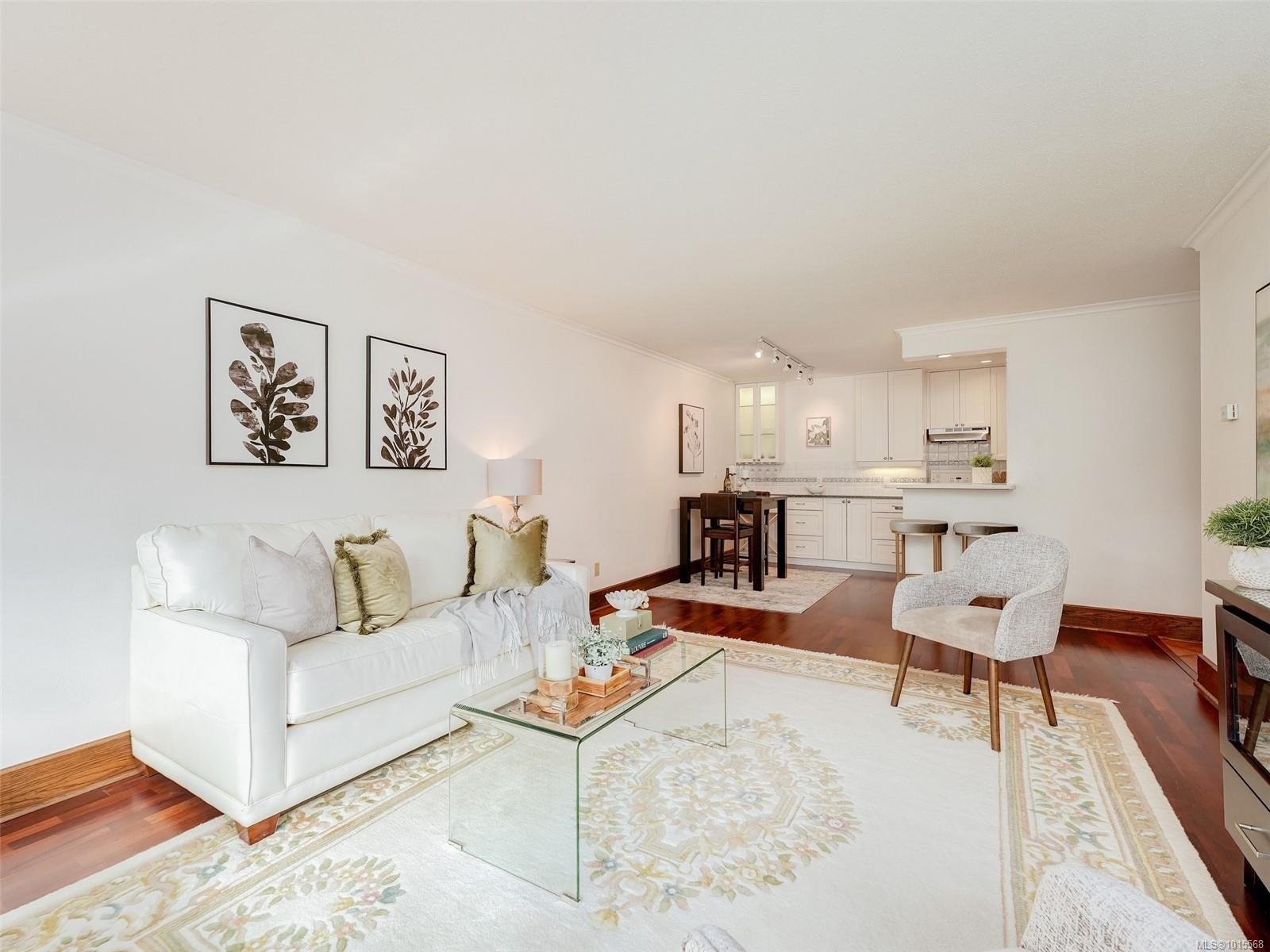 105-2100 Granite St, Oak Bay, BC - Indoor Photo Showing Living Room