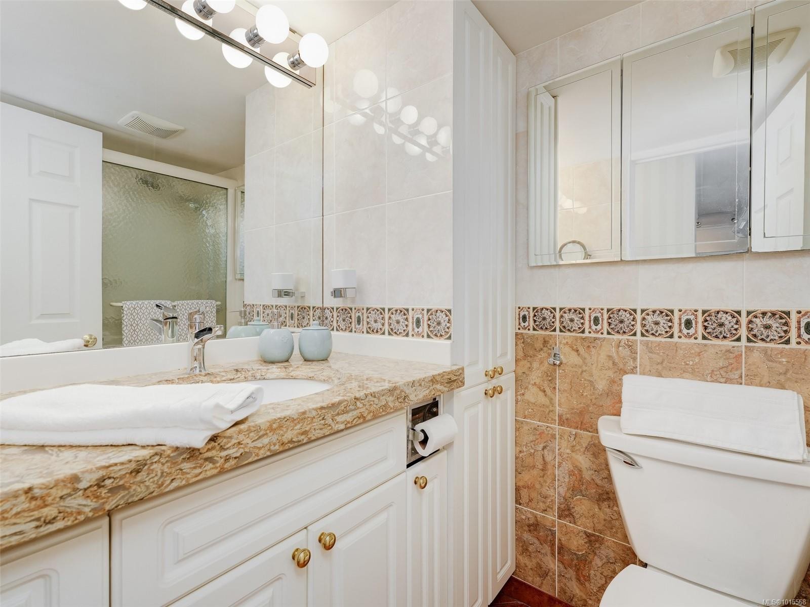 105-2100 Granite St, Oak Bay, BC - Indoor Photo Showing Bathroom