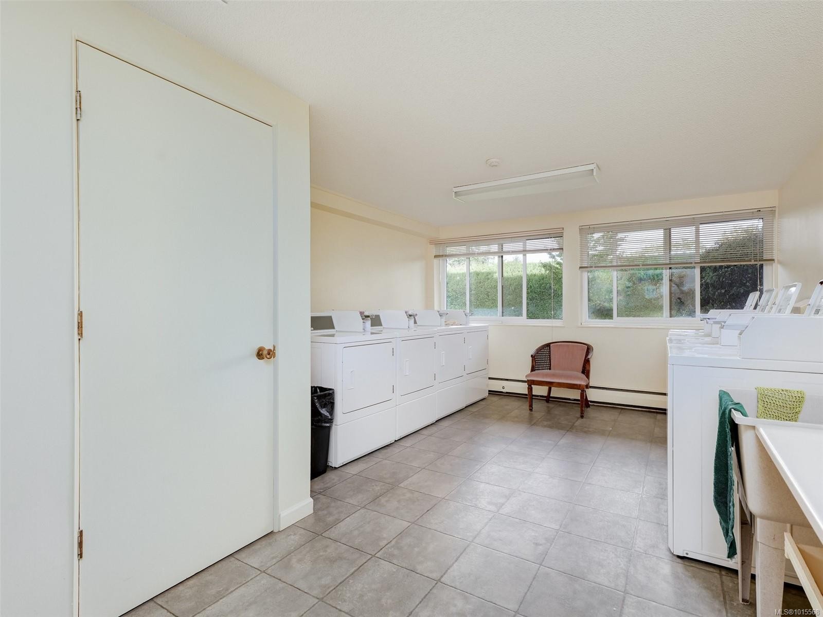 105-2100 Granite St, Oak Bay, BC - Indoor Photo Showing Laundry Room
