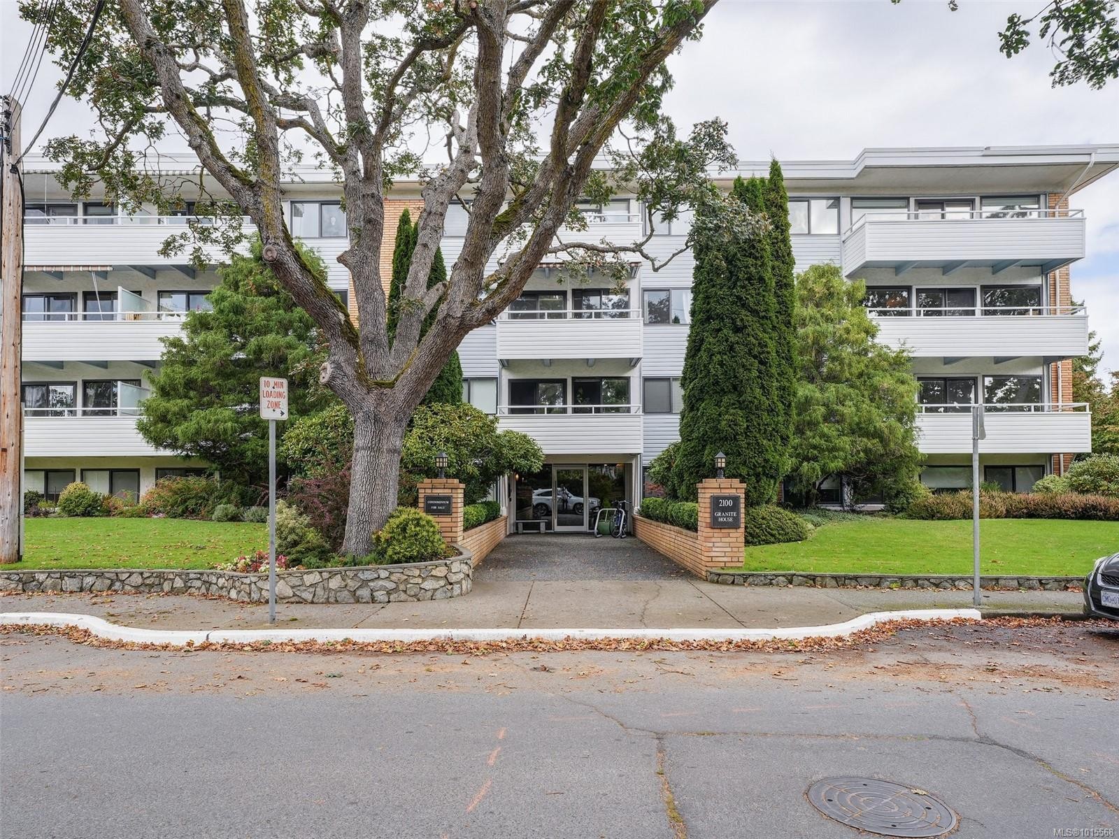 105-2100 Granite St, Oak Bay, BC - Outdoor