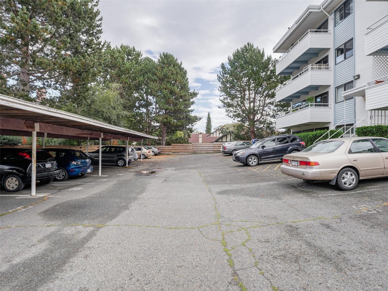 105-2100 Granite St, Oak Bay, BC - Outdoor