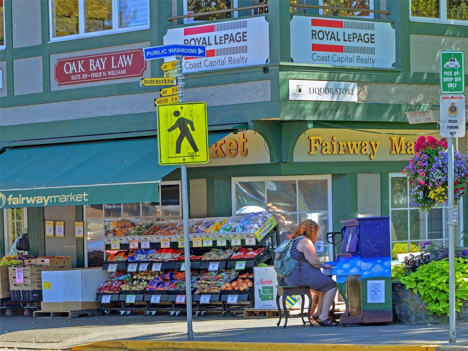 105-2100 Granite St, Oak Bay, BC - Indoor