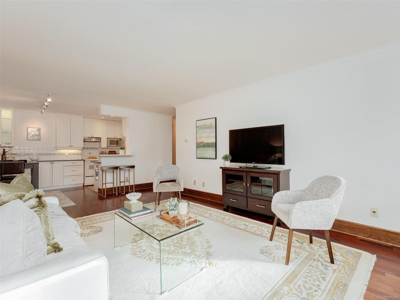 105-2100 Granite St, Oak Bay, BC - Indoor Photo Showing Living Room