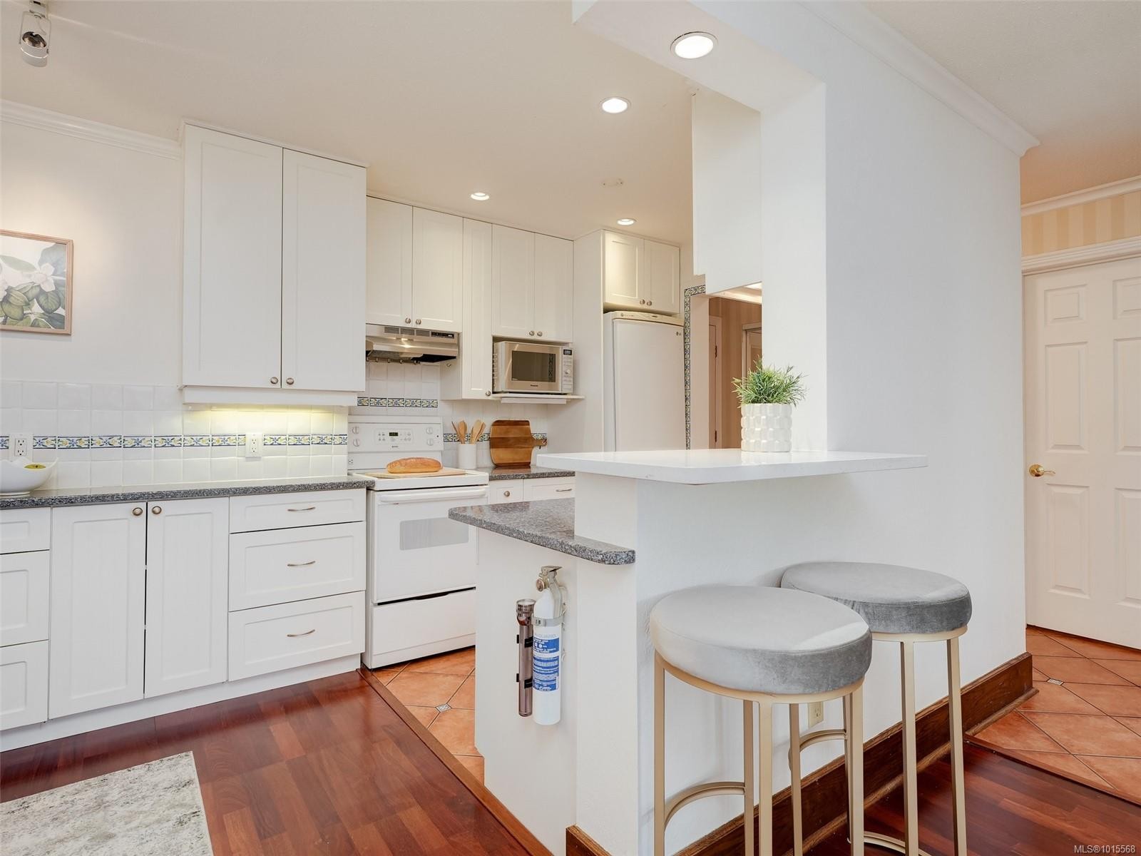 105-2100 Granite St, Oak Bay, BC - Indoor Photo Showing Kitchen