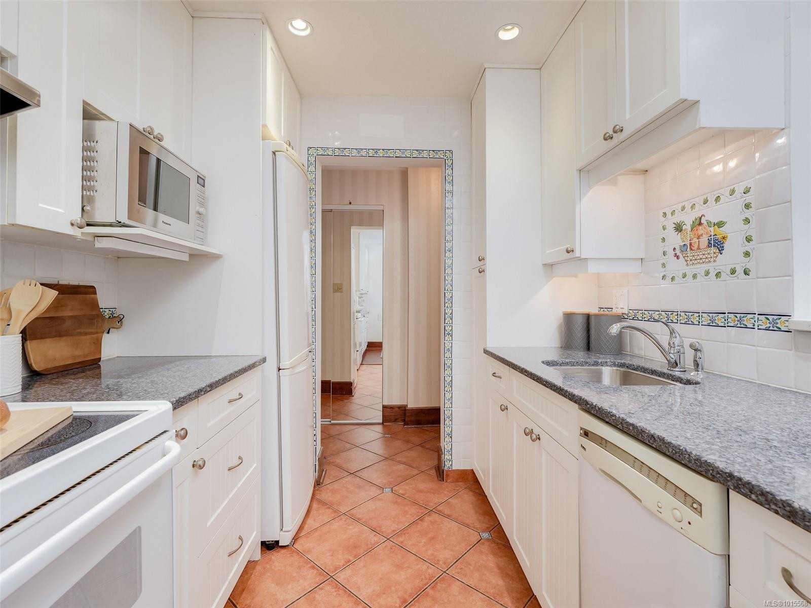 105-2100 Granite St, Oak Bay, BC - Indoor Photo Showing Kitchen