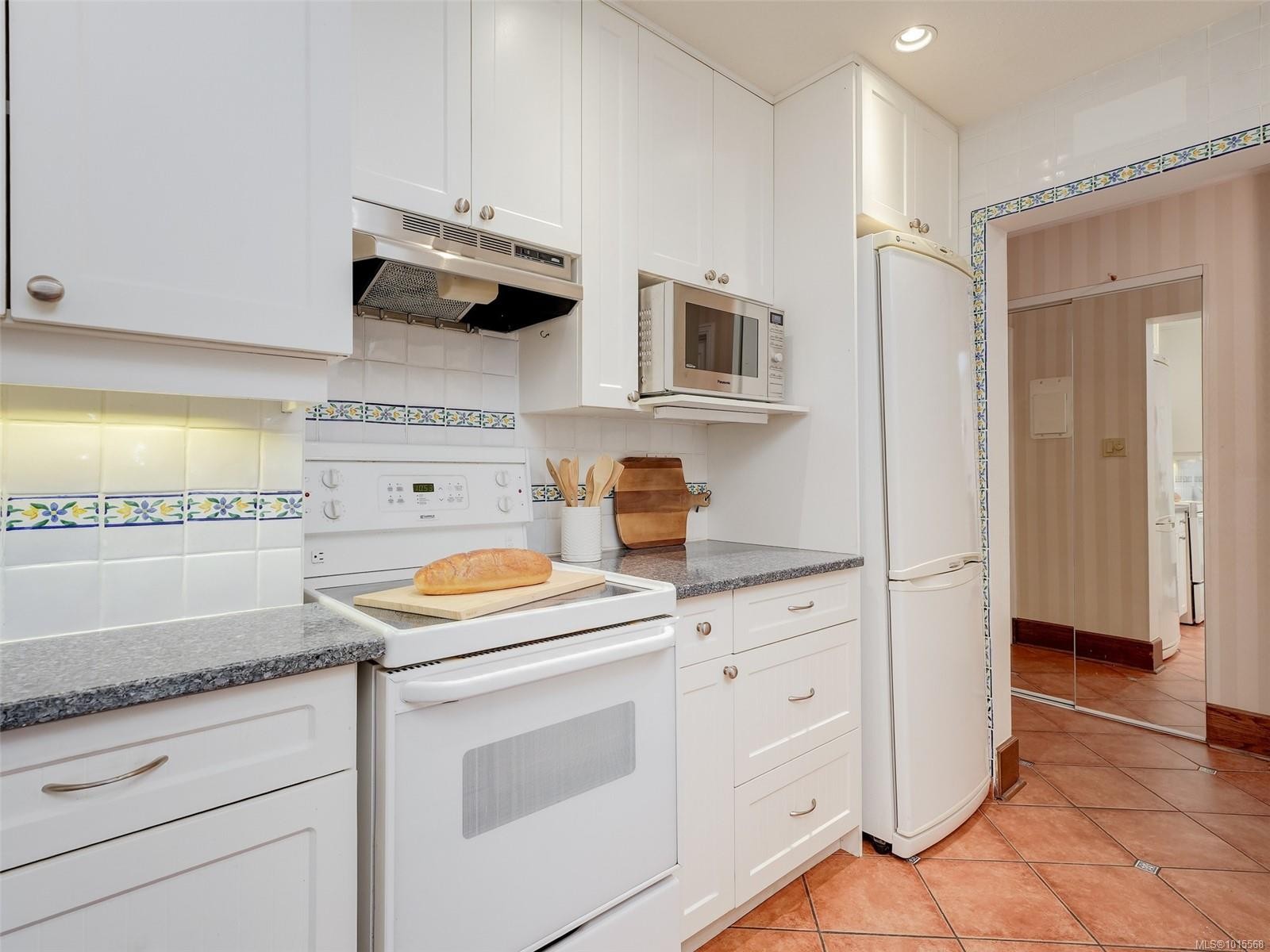 105-2100 Granite St, Oak Bay, BC - Indoor Photo Showing Kitchen