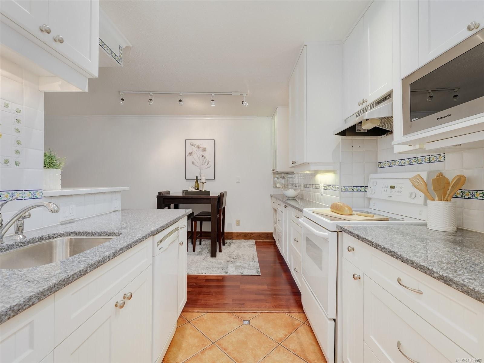 105-2100 Granite St, Oak Bay, BC - Indoor Photo Showing Kitchen