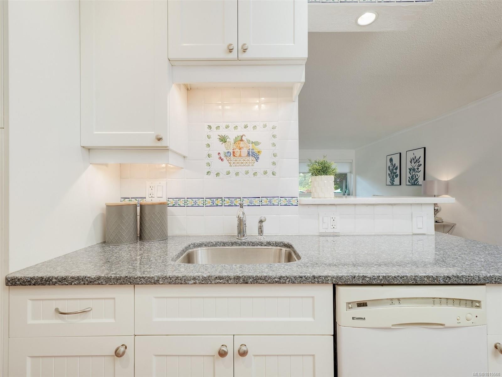 105-2100 Granite St, Oak Bay, BC - Indoor Photo Showing Kitchen