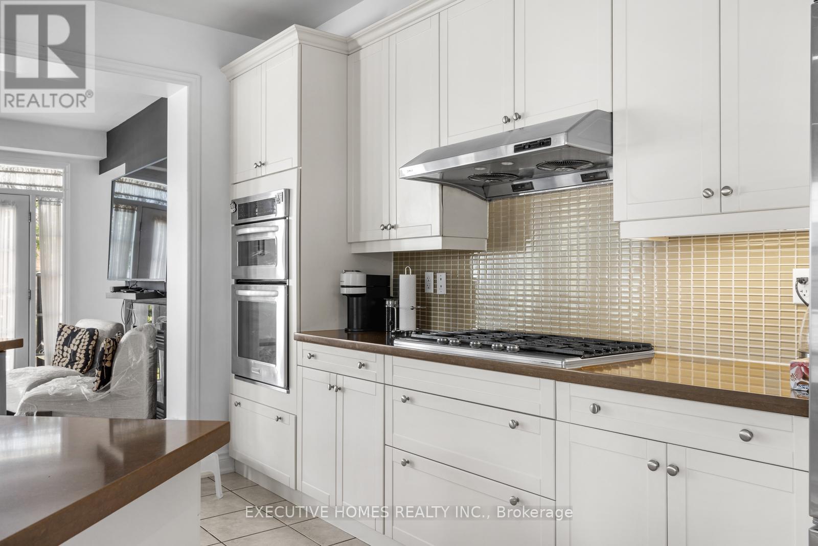 4131 Shipp Drive, Mississauga, ON - Indoor Photo Showing Kitchen With Upgraded Kitchen