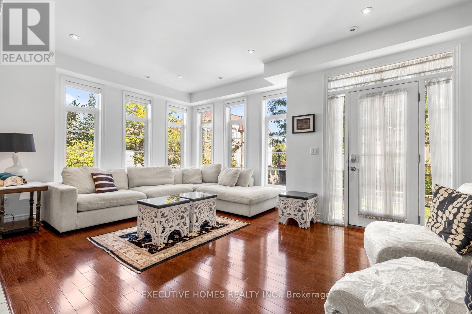 4131 Shipp Drive, Mississauga, ON - Indoor Photo Showing Living Room