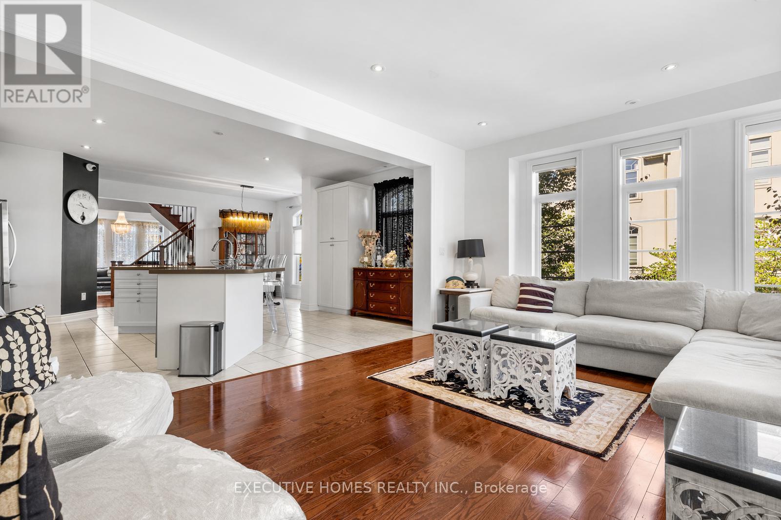 4131 Shipp Drive, Mississauga, ON - Indoor Photo Showing Living Room
