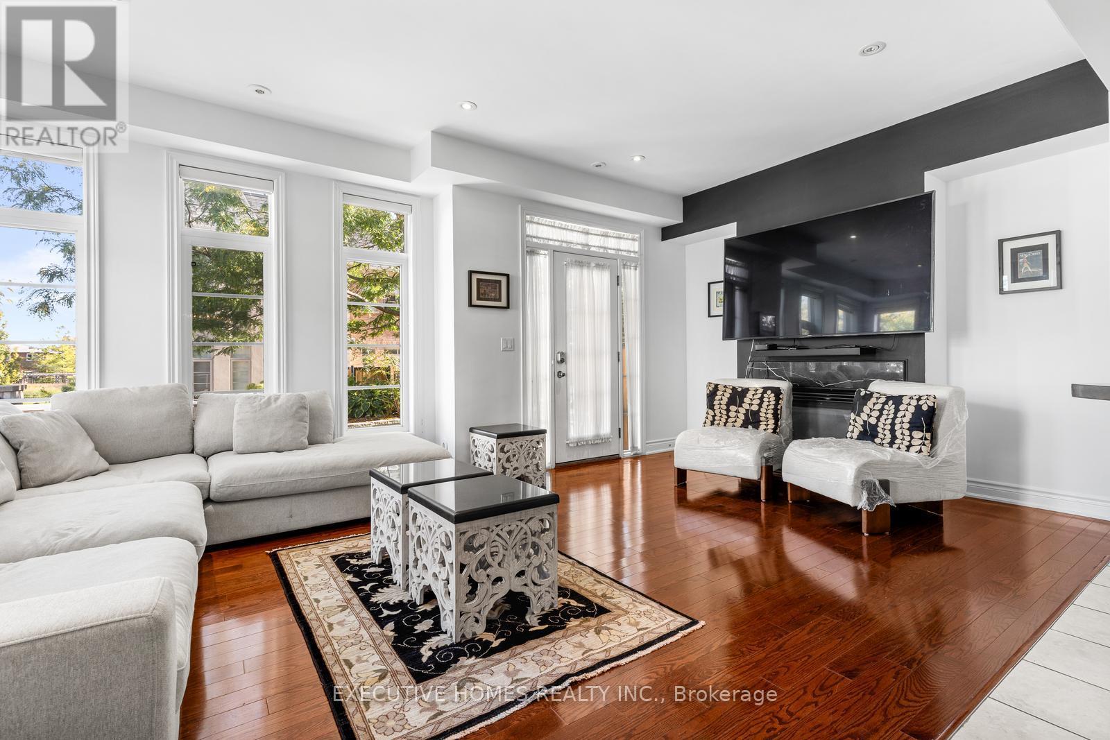 4131 Shipp Drive, Mississauga, ON - Indoor Photo Showing Living Room