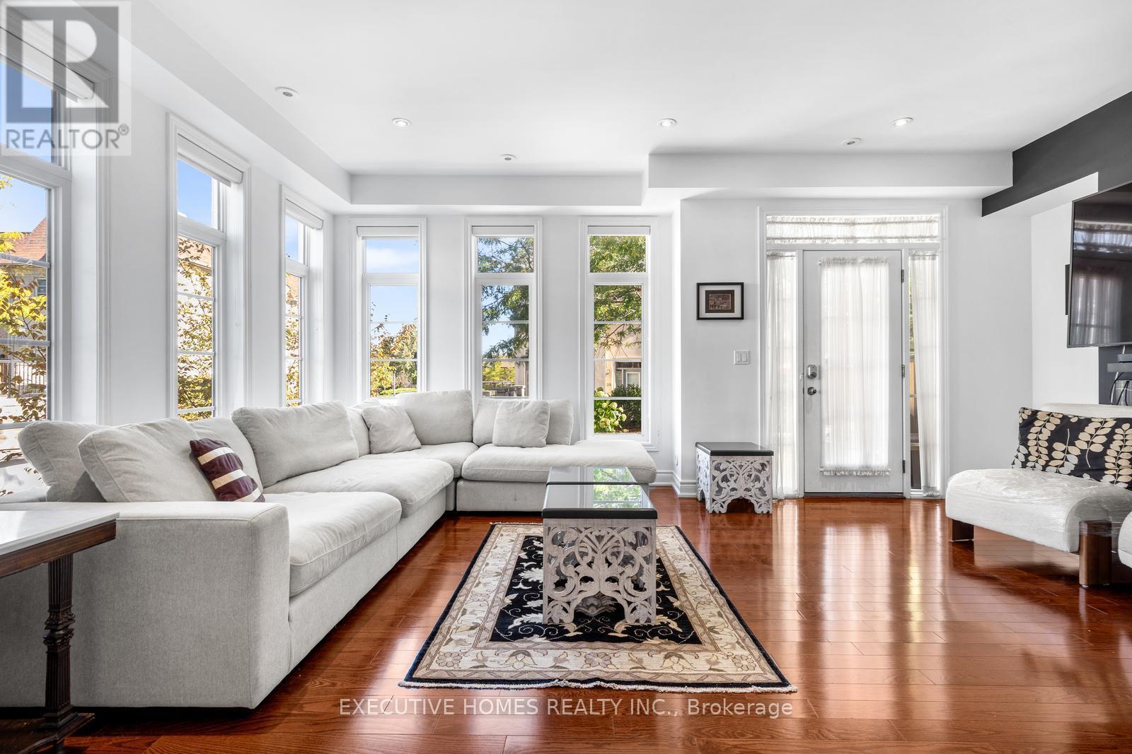 4131 Shipp Drive, Mississauga, ON - Indoor Photo Showing Living Room