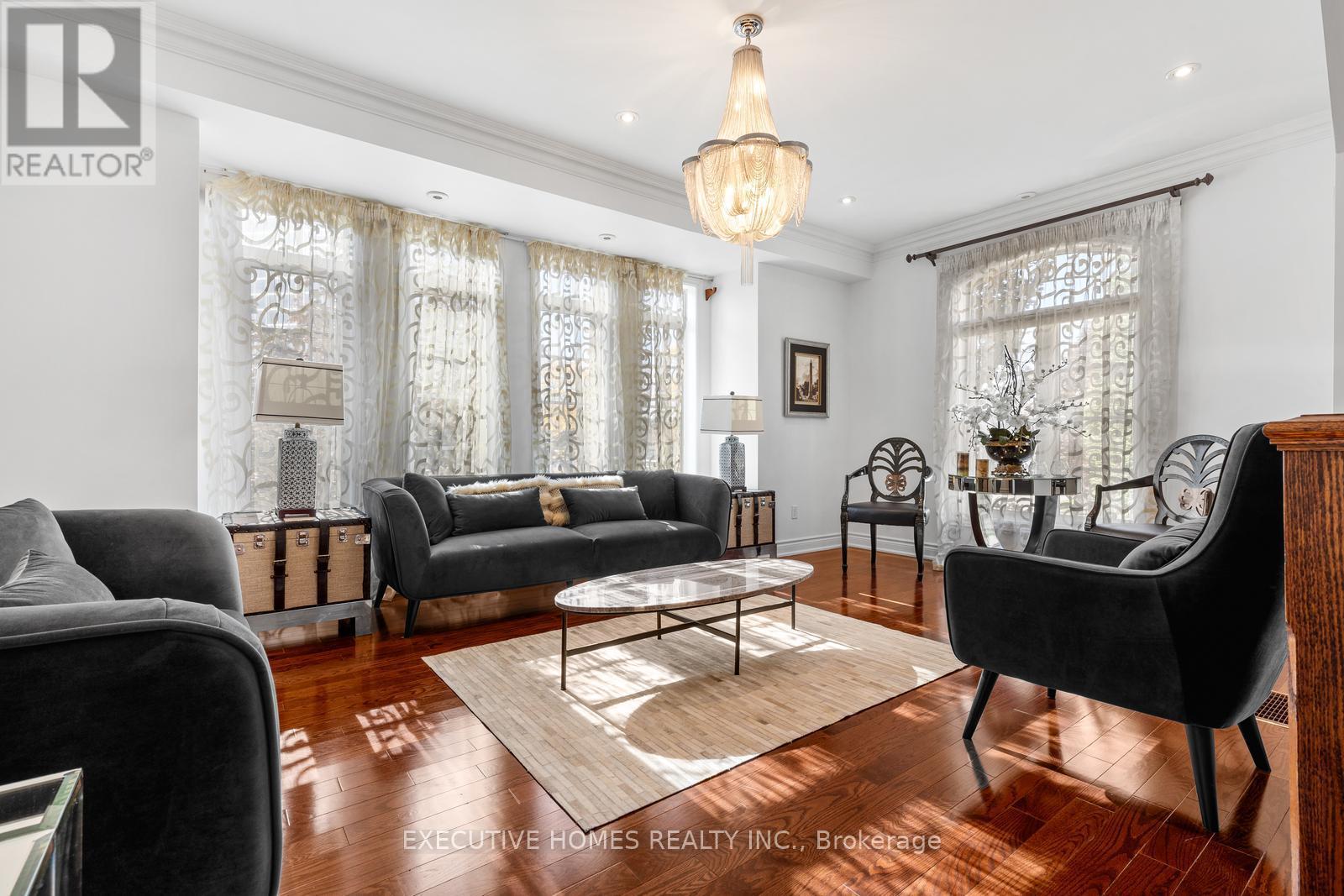 4131 Shipp Drive, Mississauga, ON - Indoor Photo Showing Living Room