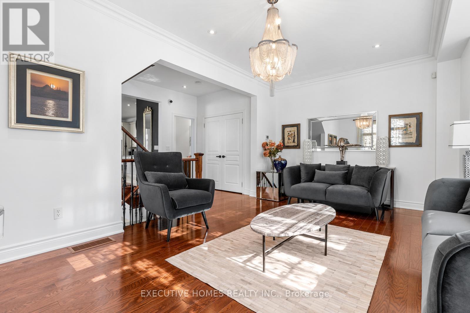 4131 Shipp Drive, Mississauga, ON - Indoor Photo Showing Living Room