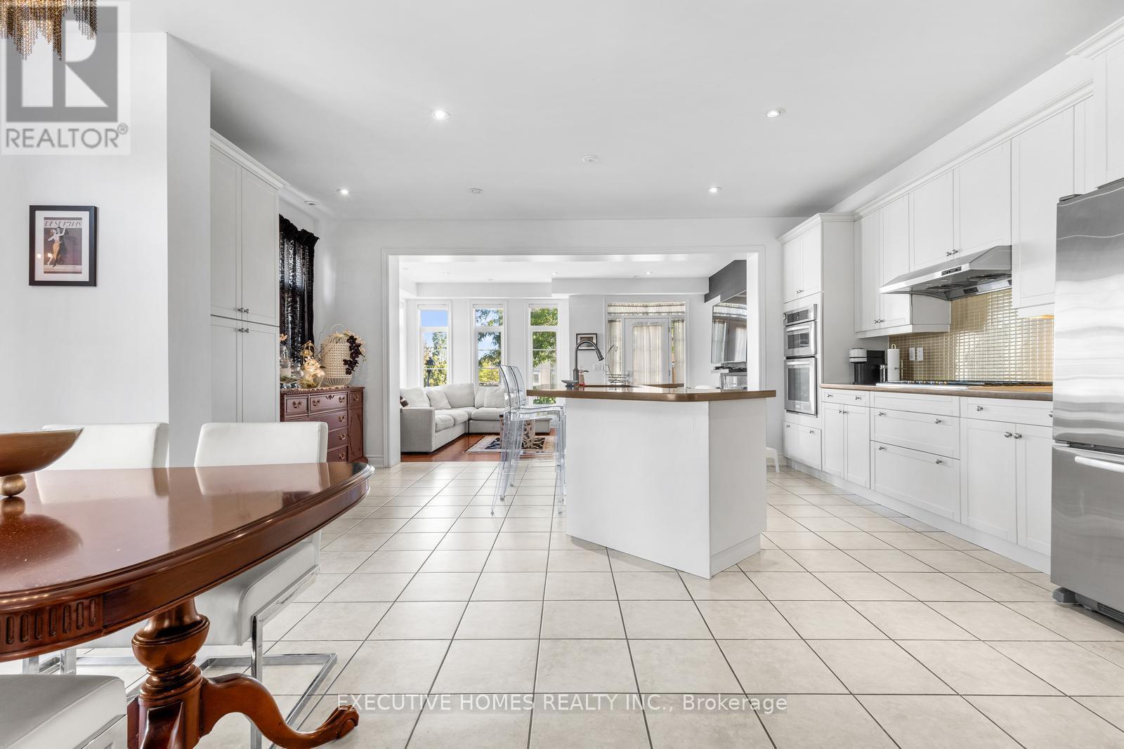 4131 Shipp Drive, Mississauga, ON - Indoor Photo Showing Kitchen With Upgraded Kitchen