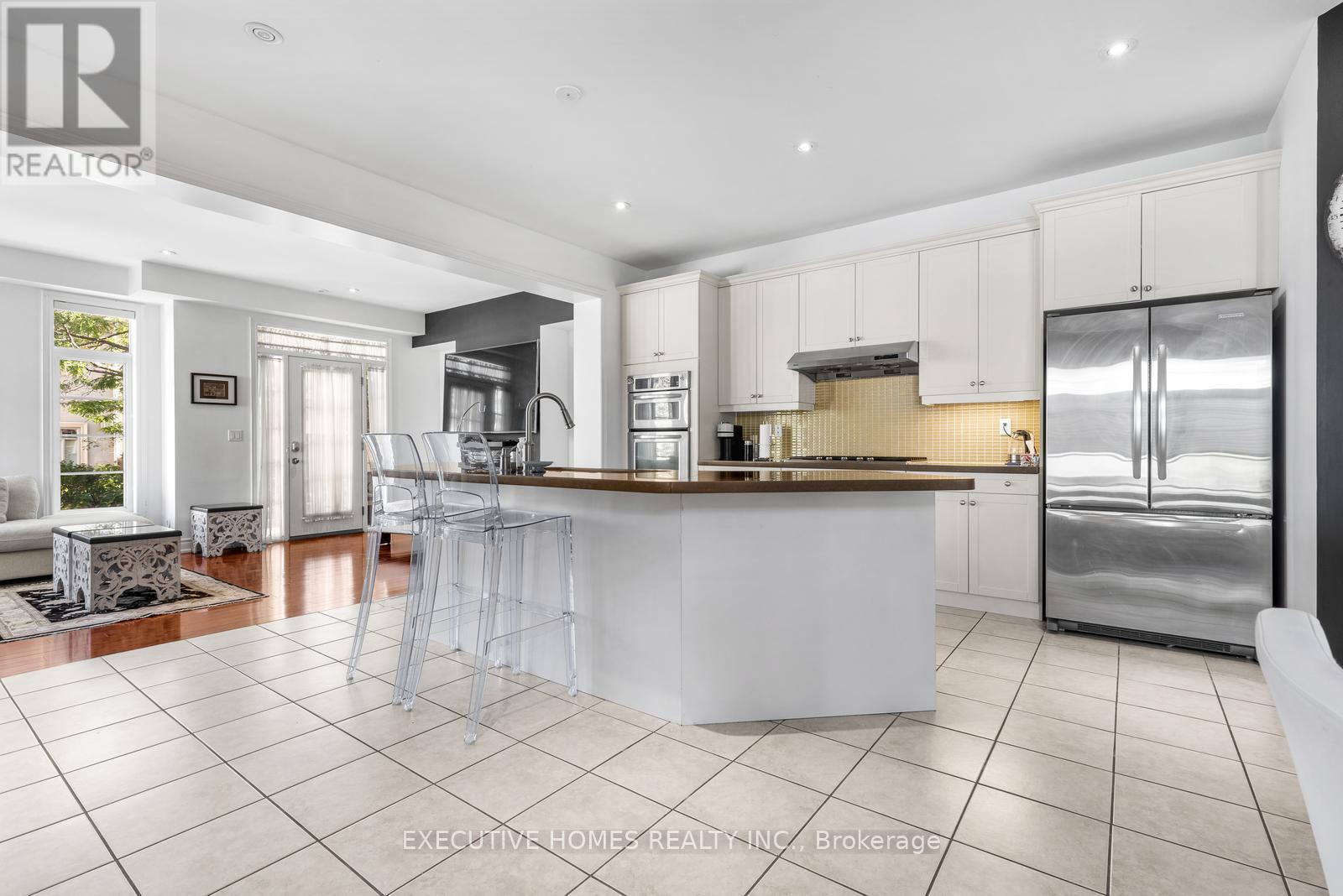 4131 Shipp Drive, Mississauga, ON - Indoor Photo Showing Kitchen With Upgraded Kitchen