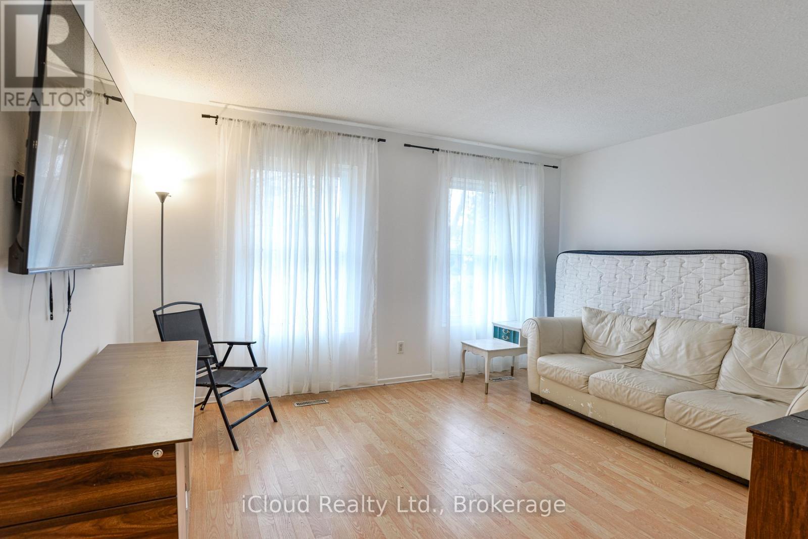 34 Kipling Place, Barrie, ON - Indoor Photo Showing Living Room