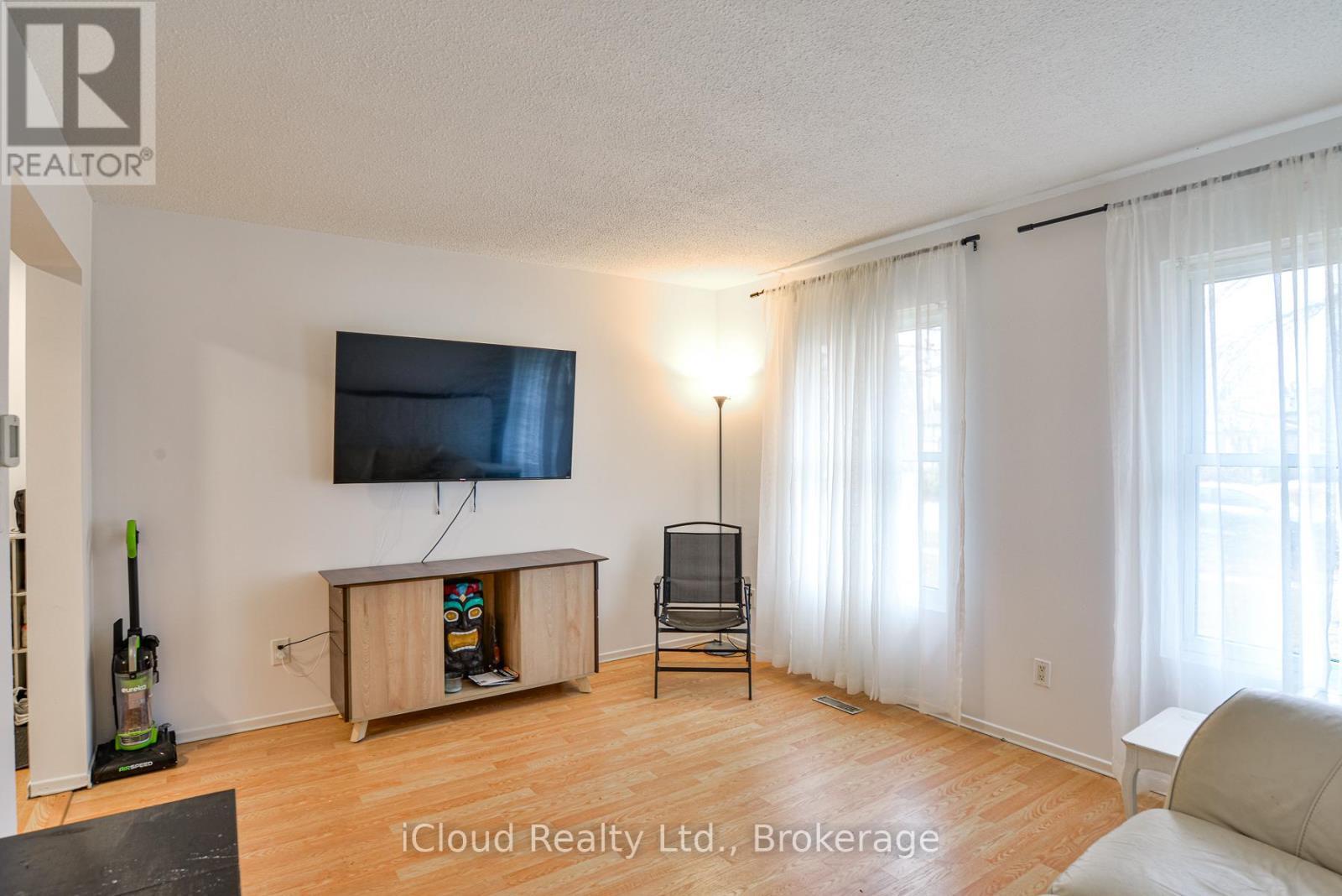 34 Kipling Place, Barrie, ON - Indoor Photo Showing Living Room