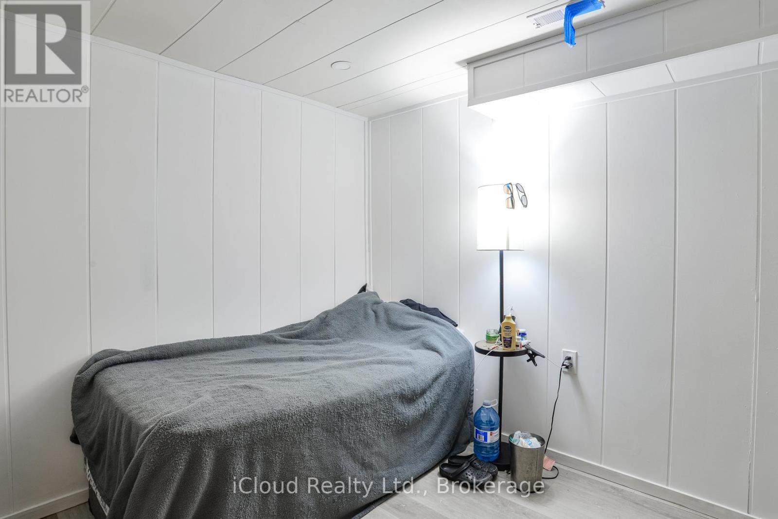 34 Kipling Place, Barrie, ON - Indoor Photo Showing Bedroom