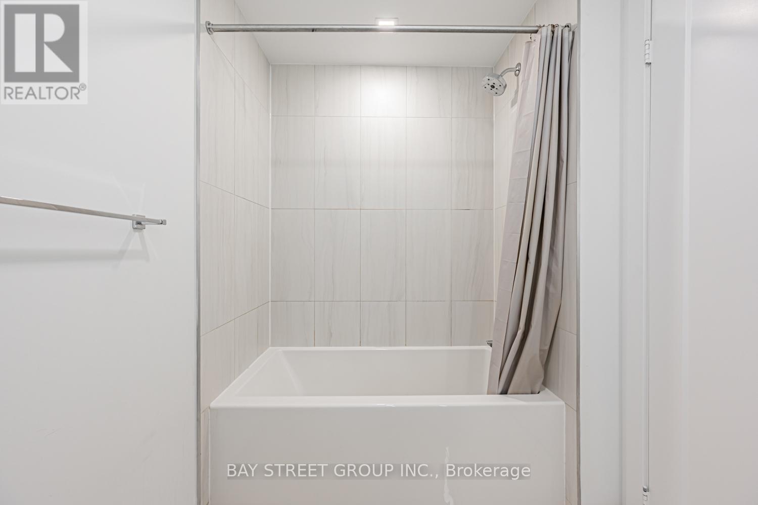 1008 - 50 Mccaul Street, Toronto, ON - Indoor Photo Showing Bathroom