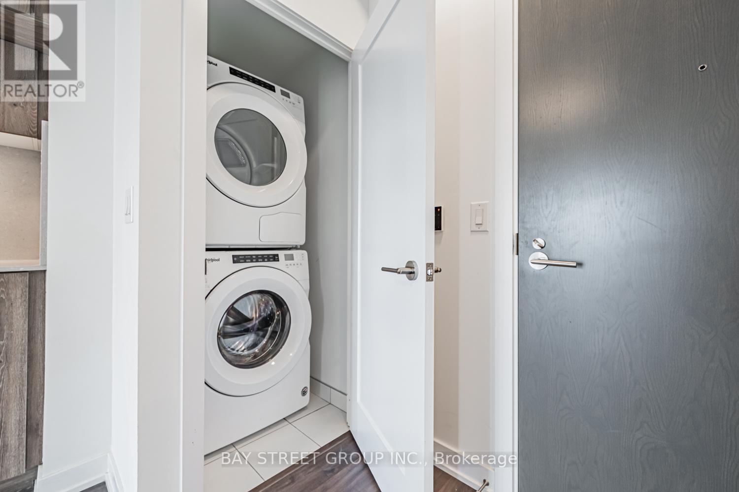 1008 - 50 Mccaul Street, Toronto, ON - Indoor Photo Showing Laundry Room